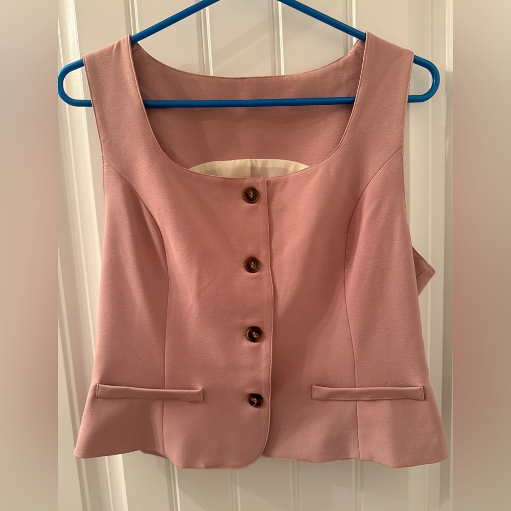 NWOT HALARA pink Sleeveless Button-Up Vest Top